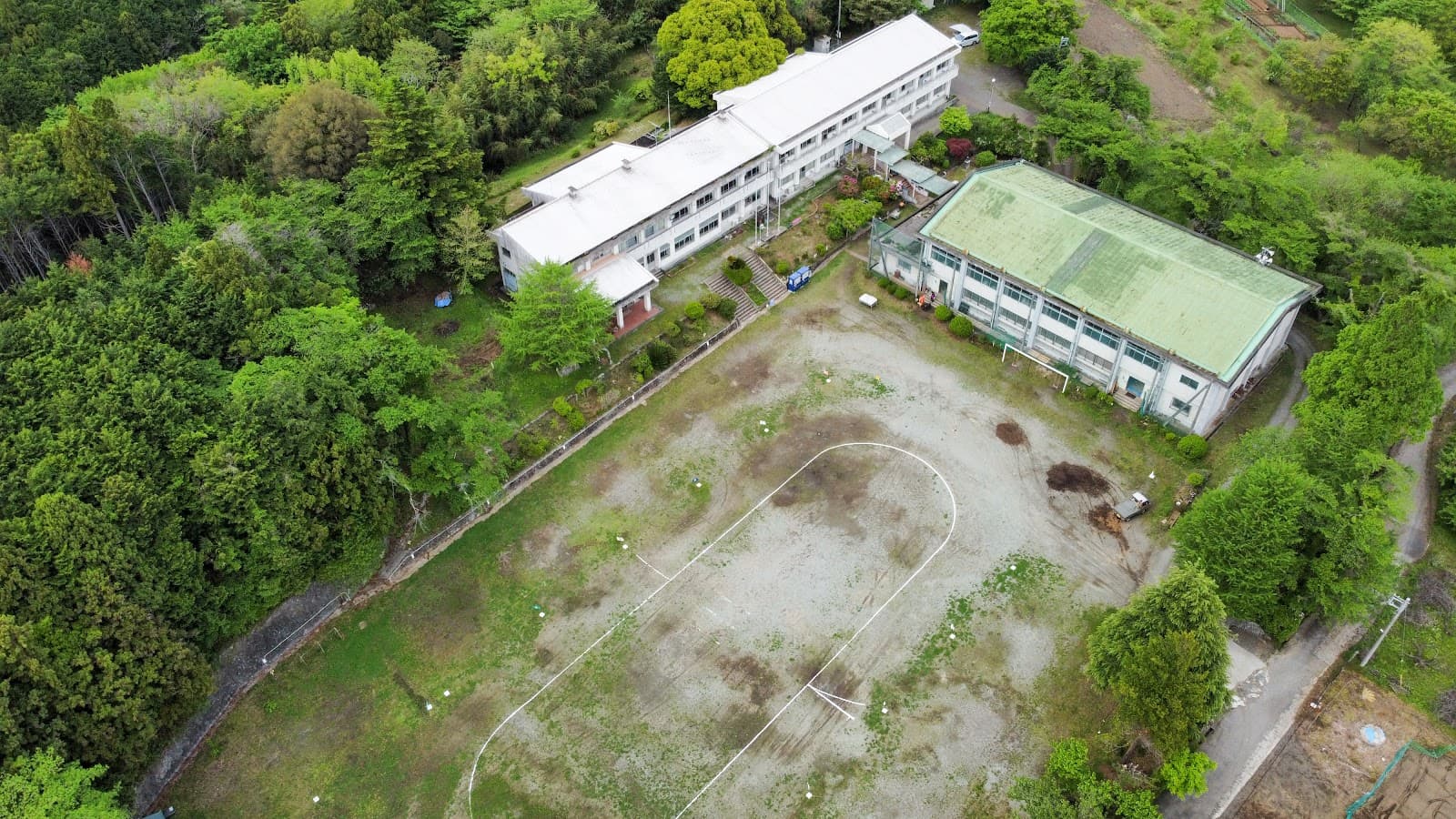 CAMPiece南足柄 廃校キャンプ場