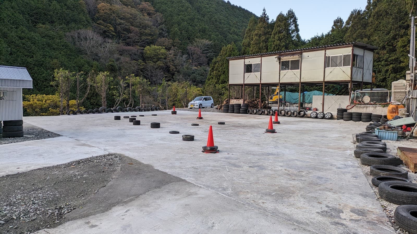 TRYBASE キャンプ場＆オフロードラジコンサーキット