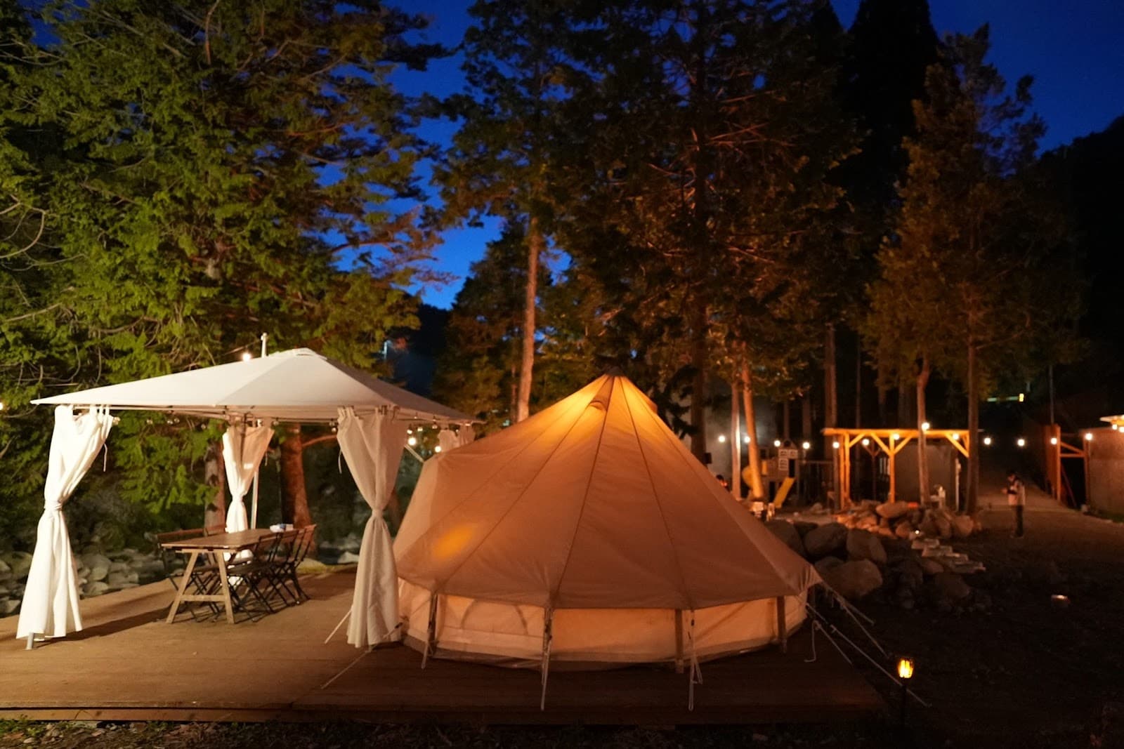 RIVERSIDE GLAMPING Nuts