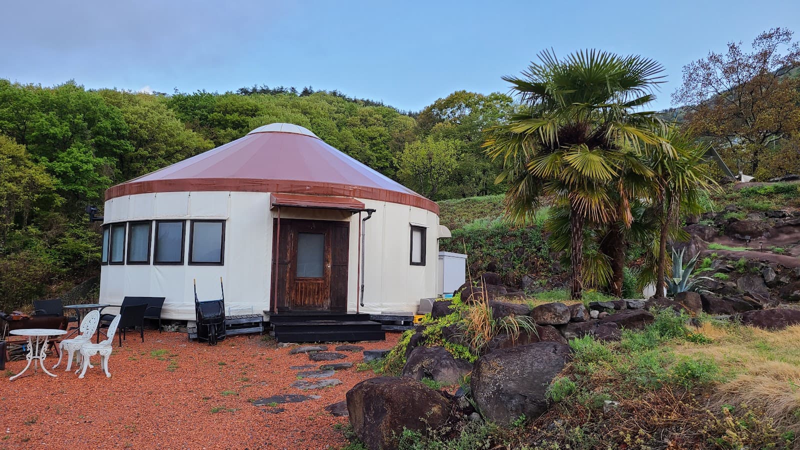 スリーストーン