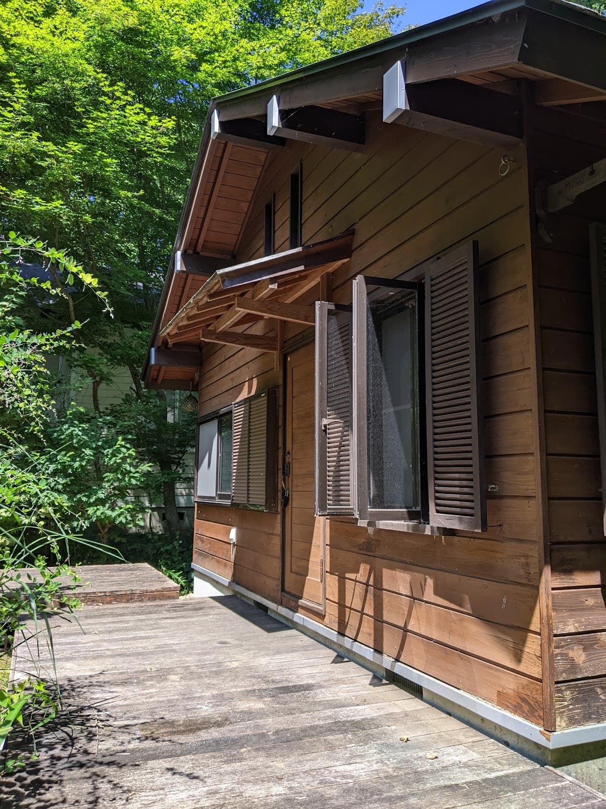 那須キャンプ小屋 高原の森に佇む小さなバンガローです。