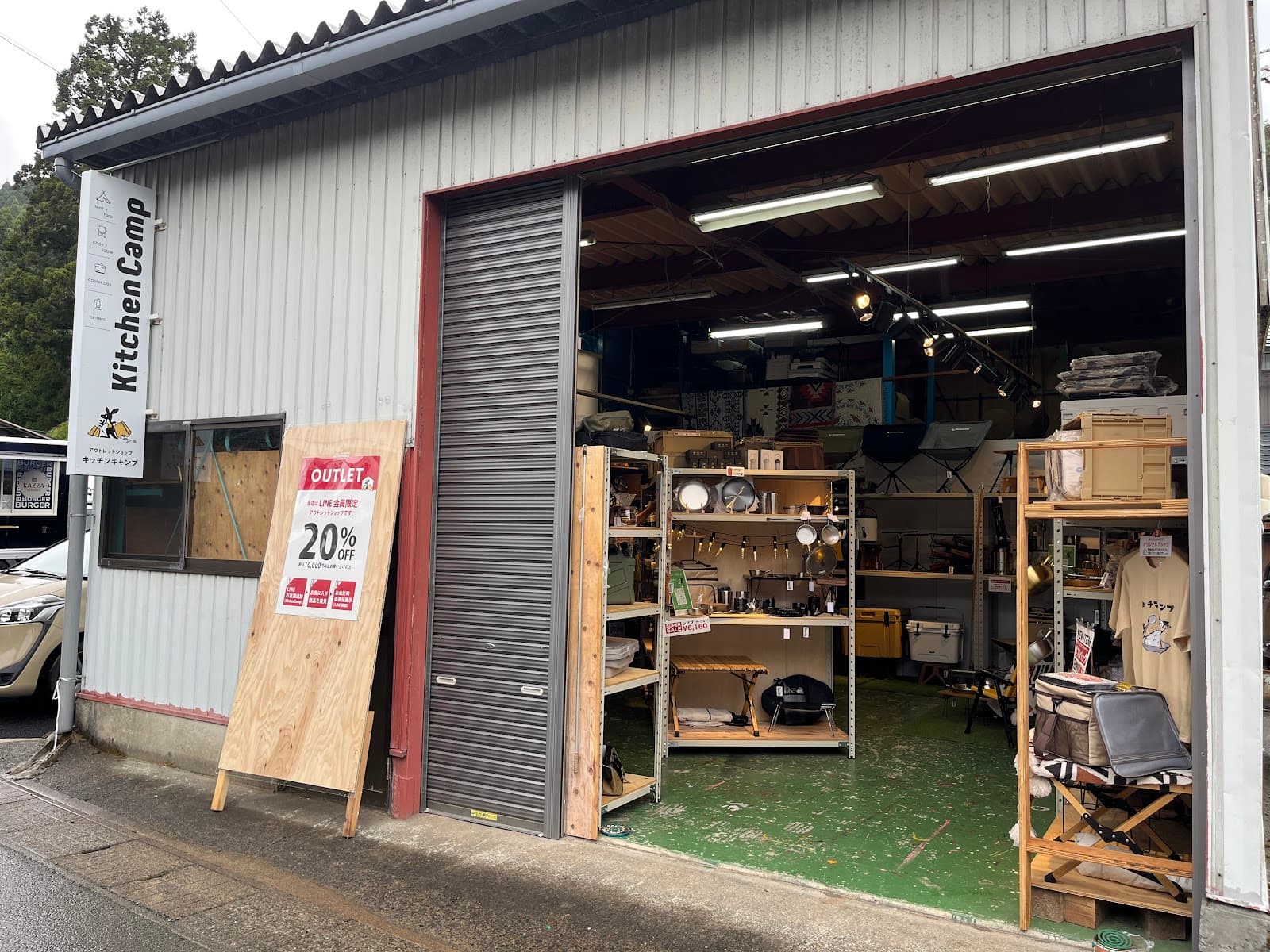 せせらぎの渓谷と竹林のキャンプ場 水辺の散歩道